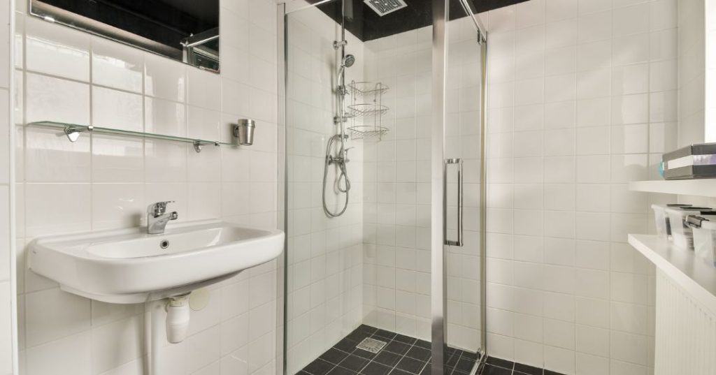 Como Limpar Box de Vidro no Banheiro em João Pessoa: 4 Passos e Dicas Box de vidro em João Pessoa